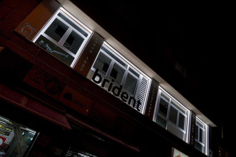 BRIDENT ODONTOLOGOS
C/ La Rosa 6, 38002
Santa Cruz de Tenerife
Tel: (34) 922 28 39 22
Tel: (34) 696 357 560
www.bridentodontologos.com
info@bridentodontologos.com

Horario de Atención 
Lunes 9:0020:00
Martes 9:0020:00
Miércoles 9:0020:00
Jueves 9:0020:00
Viernes 9:0014:00
Sábado Cerrado
Domingo Cerrado